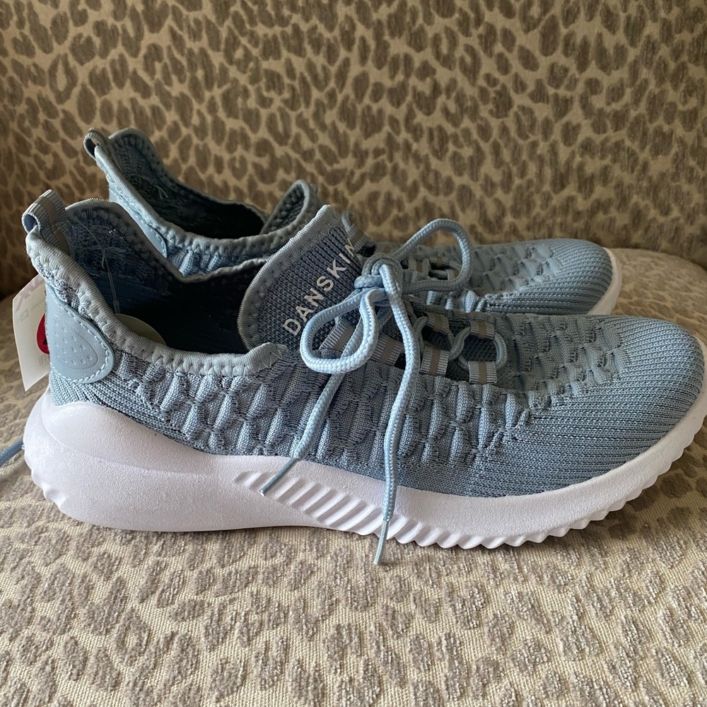 Women’s Danskin tennis shoes (blue)